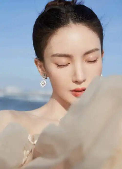 金晨穿抹胸纱裙秀修长肩颈线 皮肤白皙美到发光