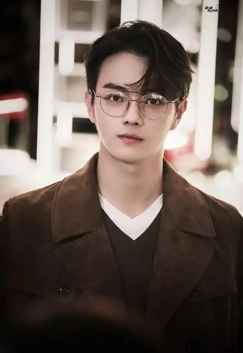 闲着也是闲着来看戴眼镜的许凯啊20211201浪梦特yyds