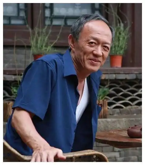 他是大家喜欢的老戏骨57岁娶学生60岁当爹今成人生赢家