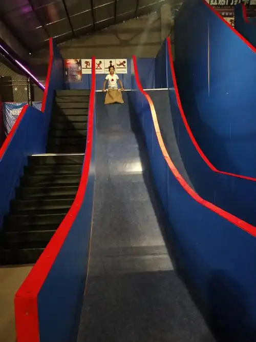 这是魔鬼滑梯,从上面到下面很刺激,每一次玩的时候还要那里为这个项目