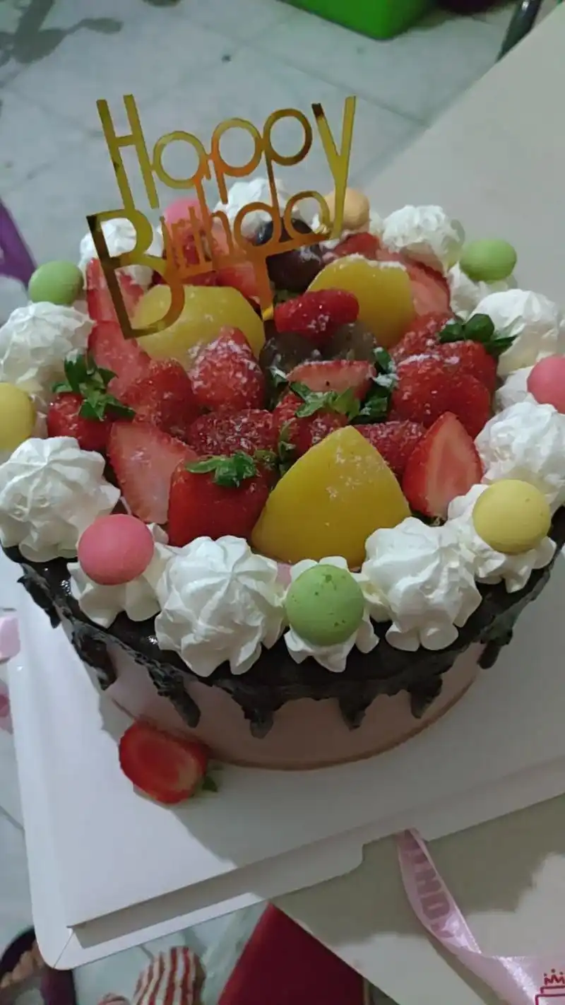 哥哥用跑美团挣的钱给弟弟买了生日蛋糕和奶茶,虎哥太惊喜了