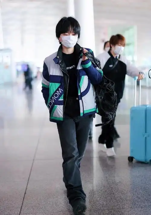 周笔畅成功暴露真实身高宽松运动裤配厚底鞋看着不像1米65