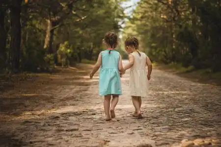 在森林道路上的两个小女孩照片