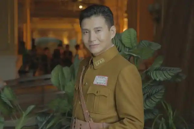 在这部影片中,现实生活中身兼营销大师,歌手,演员等多重身份的章小军