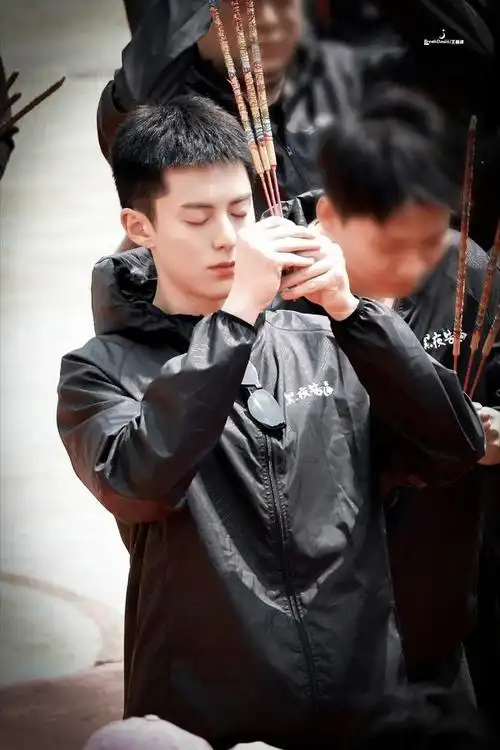 王鹤棣寸头好a啊