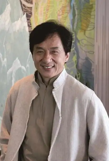 成龙断崖式衰老现老年斑,张丰毅高压锻炼肌肉健硕:竟然是同龄人