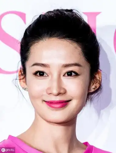 丸子头造型的李沁美得超大气