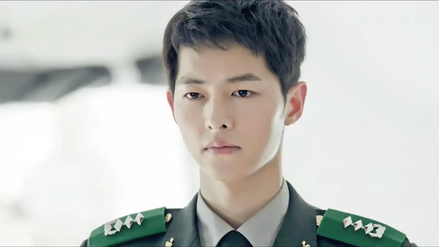 宋仲基《太阳的后裔》帅气军装制服图片桌面壁纸下载