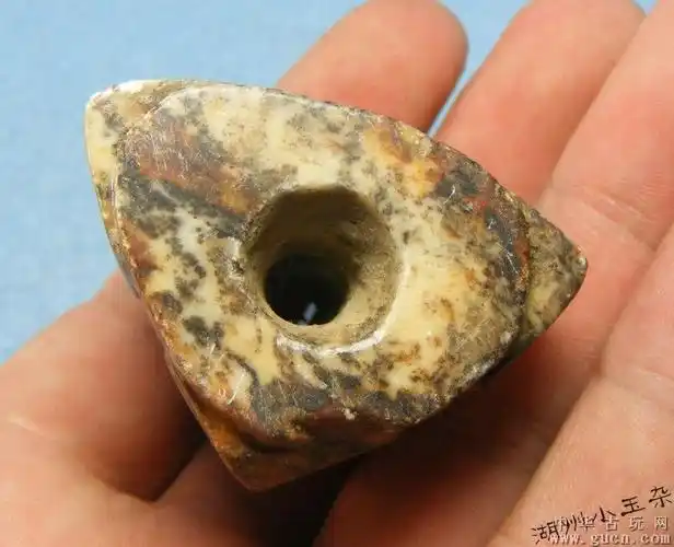 高古-良渚文化黄肉带灰皮皮壳带纹饰三角玉琮