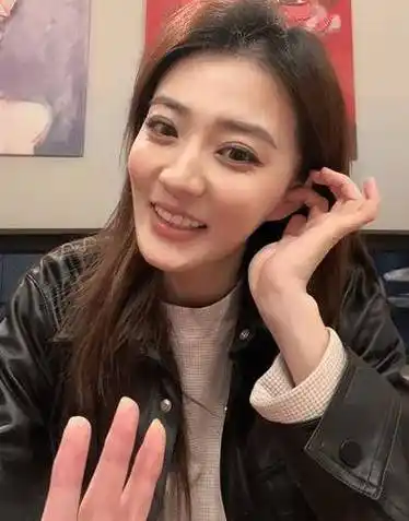 徐璐曾晒过自己纯素颜的模样,五官底子优越,那时候她的脸型还没那么瘦