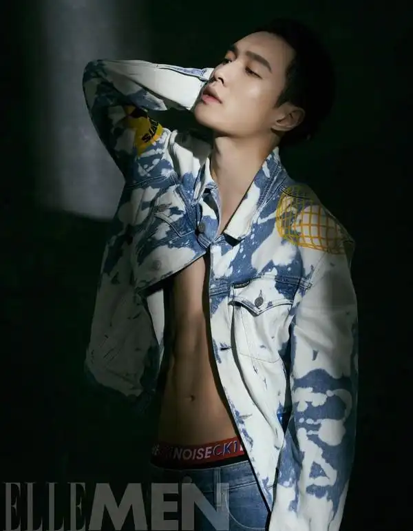 小绵羊变性感男神张艺兴拍摄杂志秀腹肌不愧是代言内衣的男人