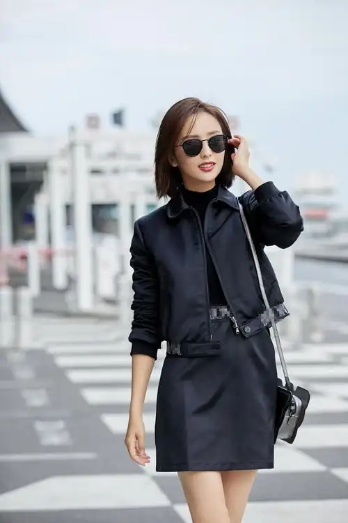 佟丽娅现身米兰时装周造型时尚精致