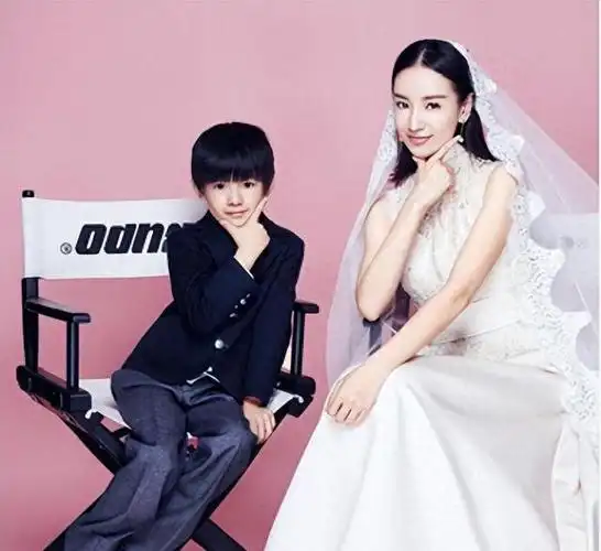 爆料董洁停下繁忙工作陪儿子与梁朝伟竟然如出一辙