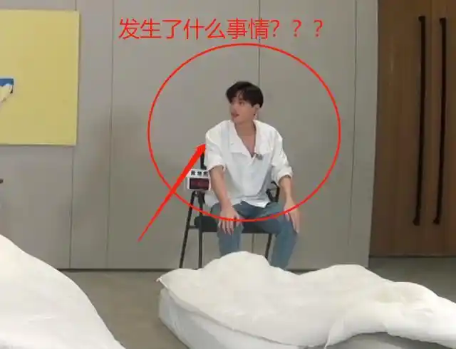 蔡徐坤跑男献绝技1秒钻被窝脚还不着地杨颖黄旭熙看懵了