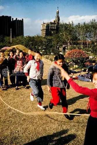 50年代上海人民公园里春游的人们留着记忆深处的美好回忆