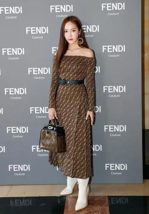 郑秀妍有成熟女人的韵味穿白裙优雅又知性配腰带显出腰身