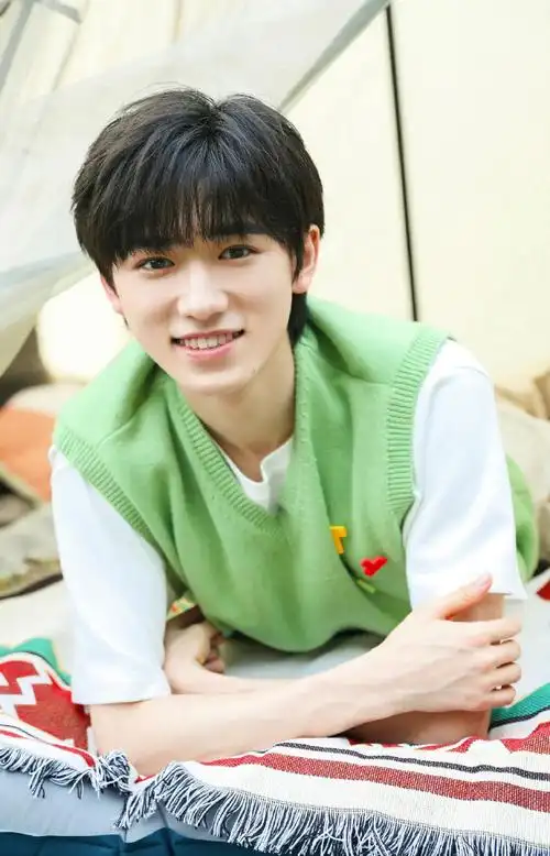 宋亚轩告别八月plog#宋亚轩晒绿色系plog告别八月96是清新鲜活敌