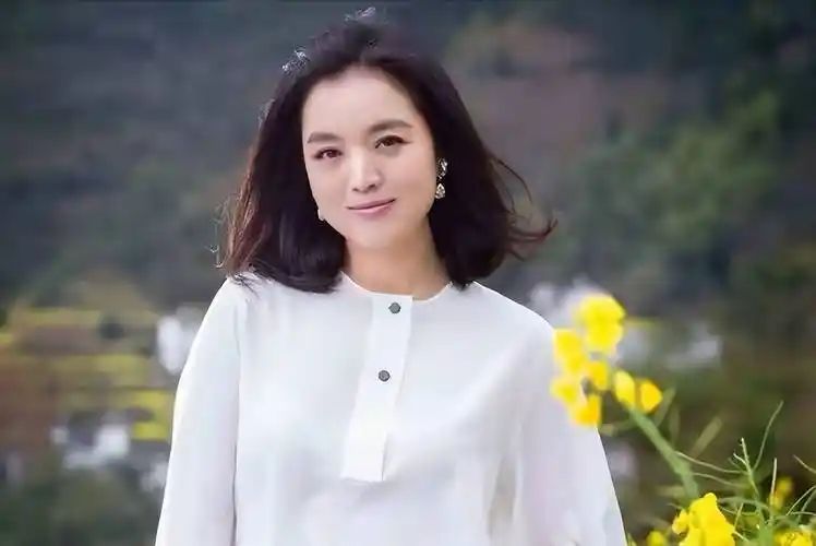 原创歌手白雪中年离异44岁收获姐弟恋如今生活状况如何