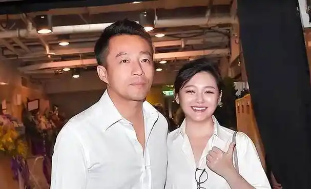 陈思诚罕带孩子外出游玩,与前妻相处氛围融洽,8岁朵朵近照很壮_佟丽娅