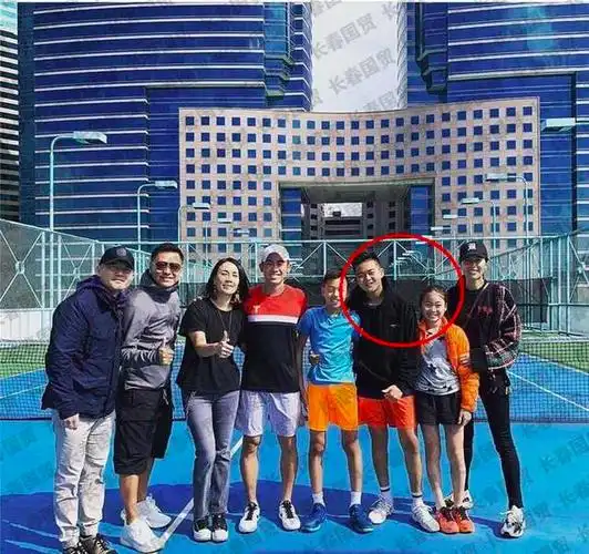 天后那英一家四口的合照曝光,照片中儿子运动帅气,女儿笑容灿烂