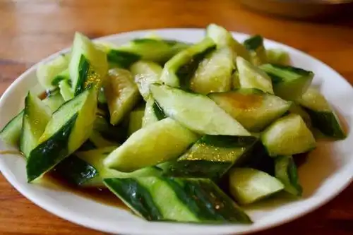 糖醋黄瓜是一道经典的汉族小菜,属于凉拌菜.