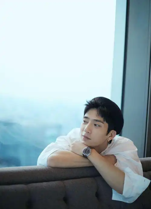 井柏然文艺写真曝光02白衬衫显轻熟男魅力