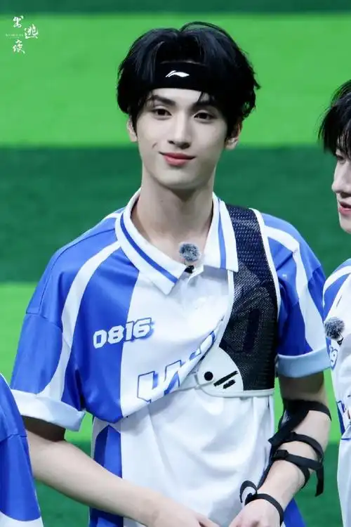 严浩翔射箭神图##严浩翔出场即高光