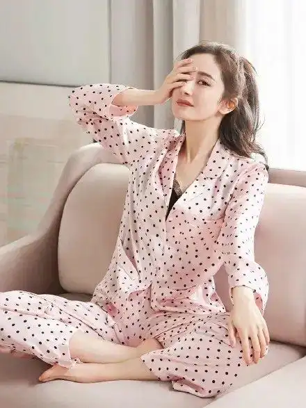 明星时尚穿搭秀# 杨幂代言维密天使宣传照,穿着一袭印花真丝睡袍,内