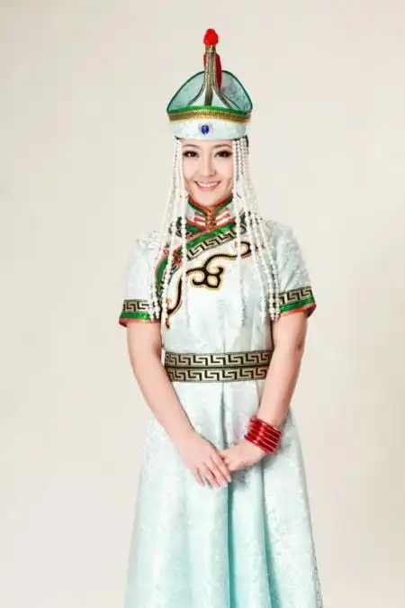 格格(1 /1张)近日,随着天气转暖,著名蒙古族青年女歌手的新歌《万树