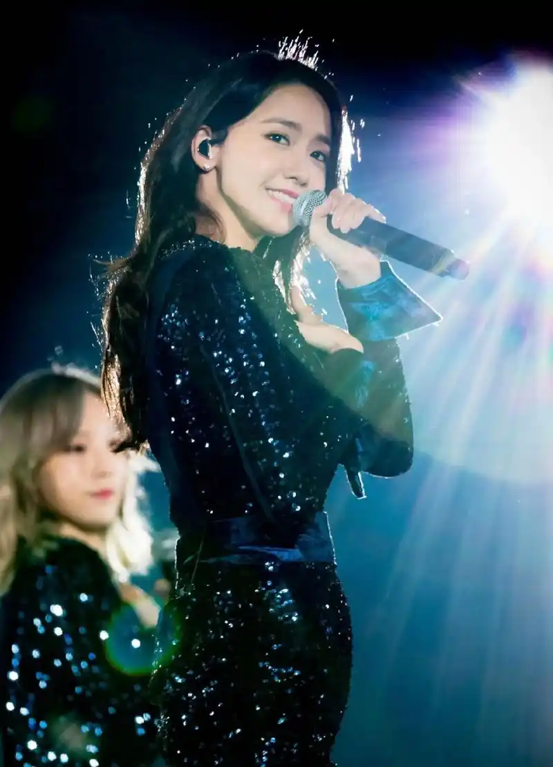 舞台上永远是闪闪发光的存在#林允儿 @抖音小助手 - 抖音