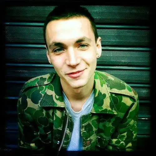 yuri pleskun 是最近又一个迅速蹿红的男模,一双勾魂绿眼,两道弯弯