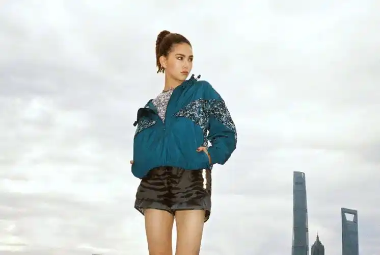 昆凌潇洒运动风写真图片,分享一组昆凌图片给大家,图中的明星图片壁纸