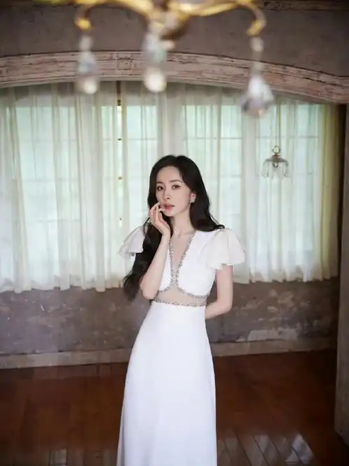 杨幂碎钻露腰白裙