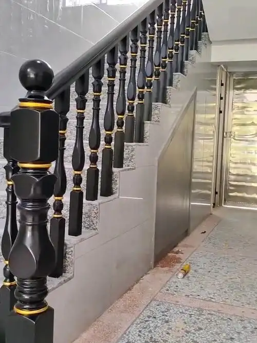 黑色描金年轻人的最爱楼梯扶手