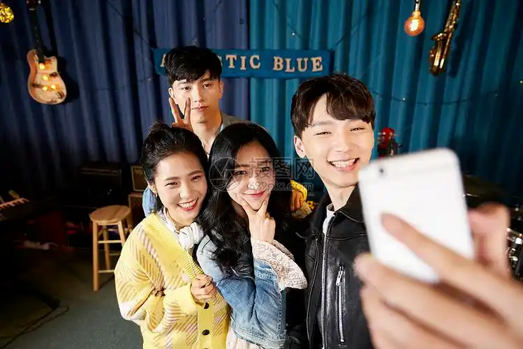 尖头半身像韩国人生活朋友友谊20多岁青春