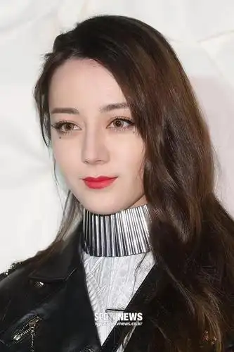 迪丽热巴生图美炸了韩网镜头下颜值依旧能打