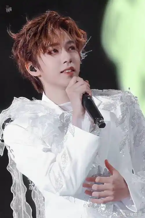 时代少年团你们走错了##贺峻霖看到富贵灯牌的表情