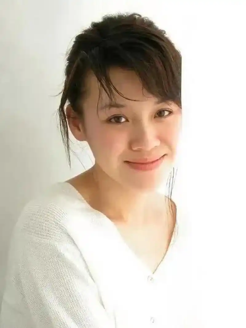 刘琳年轻时的一张照片展现了她鹅蛋般的面庞,丰盈且优雅.