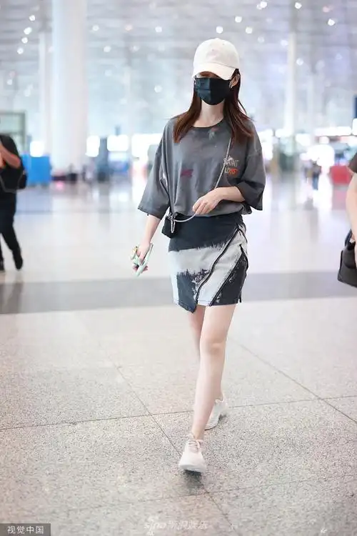 组图:李沁穿灰t气质高级腰身纤细 不规则牛仔短裙秀白皙美腿