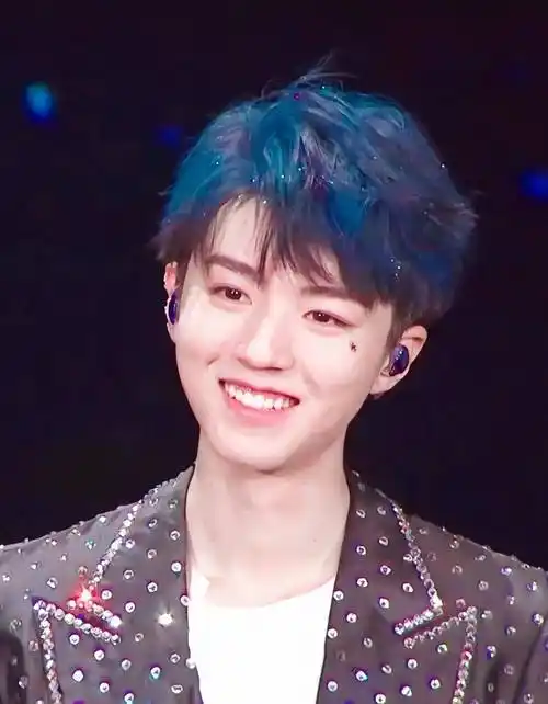 很喜欢看王俊凯笑,他不笑的时候身上有种凌厉感,一笑又温暖得不像话