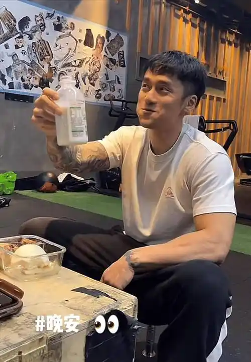 吃饭这一幕就发生在健身房,蒋劲夫身穿黑色长裤,白色t恤,露出结实的