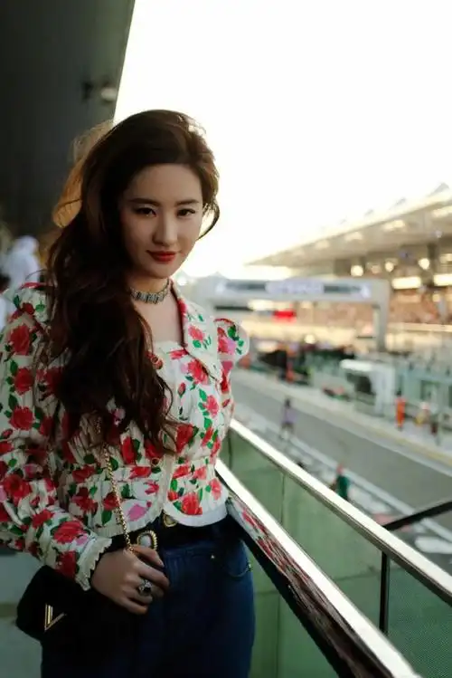 刘亦菲满分的穿搭,化身成熟女神!时尚自信有魅力