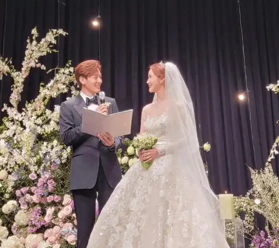 李多海se7en婚礼现场照曝光,梦幻花海中浪漫亲吻