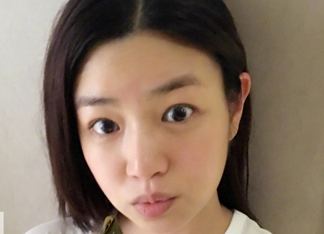 辣妈陈妍希素颜吃肉粽,还是那么地可爱漂亮!