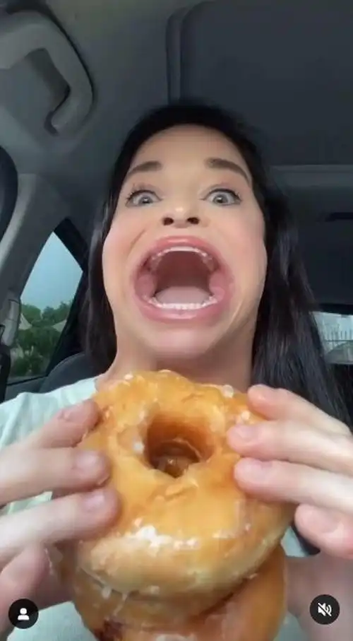 我们古代形容女子美貌,通常都会说她一张"樱桃小口"