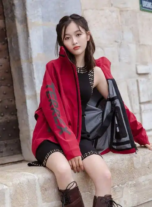 吴宣仪时尚大片连衣裙配绑带高筒靴满满朋克风这身材真是绝了