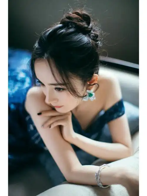 杨幂性感礼服写真图