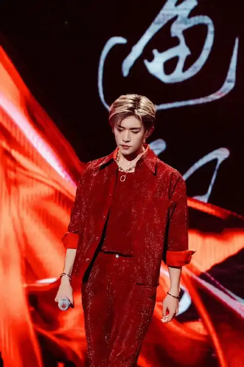 易烊千玺涨粉40多万#易烊千玺涨粉40多万,演唱会《大花轿 白日谩贩