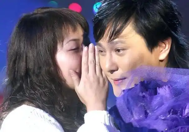 听说当年张信哲火得一塌糊涂的时候,有位女歌迷给他写信,几番交流之后