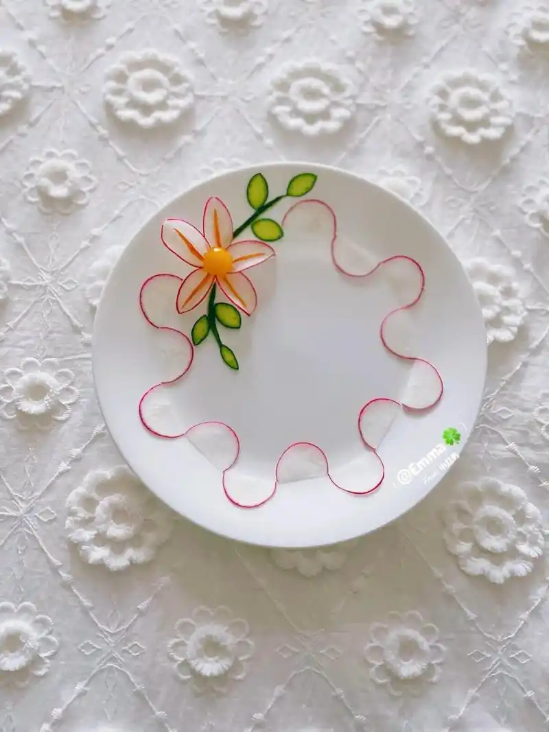 创意盘饰|樱桃萝卜花围边摆盘～91 食材:樱桃萝卜,黄瓜,胡萝卜,圣女